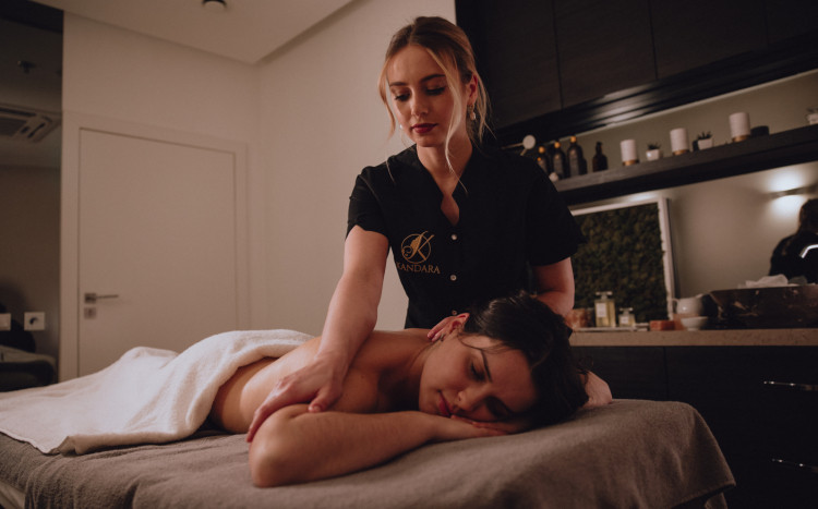 Kobieta leżąca na brzuchu podczas masażu pleców