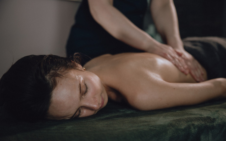 kobieta w czasie relaksacyjnego masażu