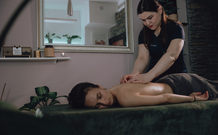 kobieta w czasie masażu