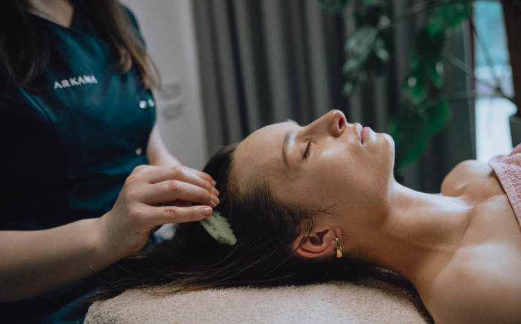kobieta w czasie masażu głowy