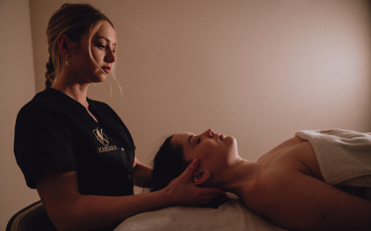 Masażystka wykonująca masaż twarz u kobiety