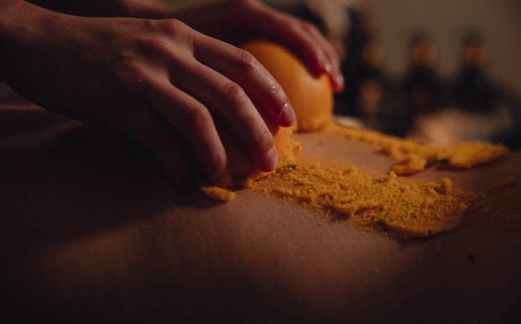 Zbliżenie na peeling pleców pomarańczami