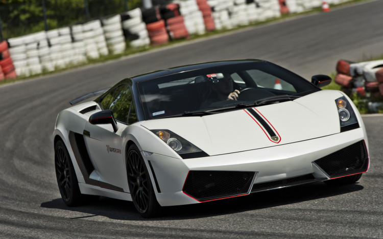 białe Lamborghini