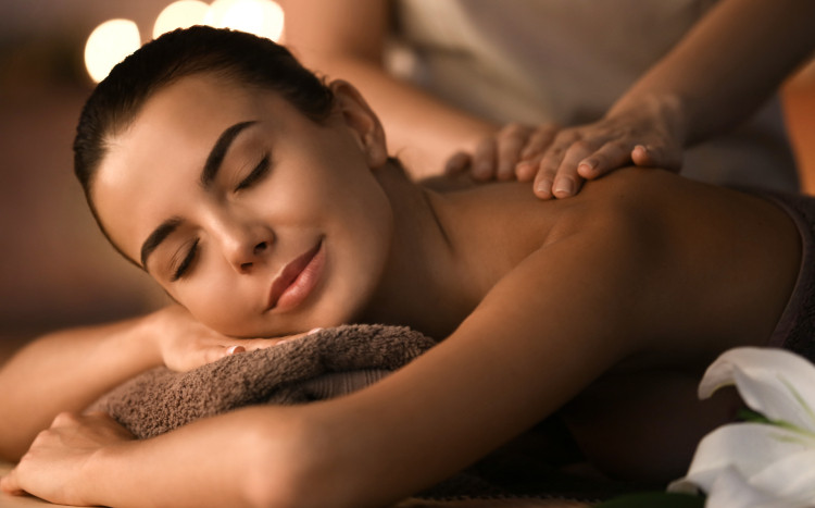 zrelaksowana kobieta na masażu pleców