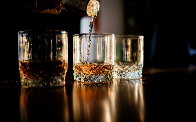 Nalewanie whisky do szklanki