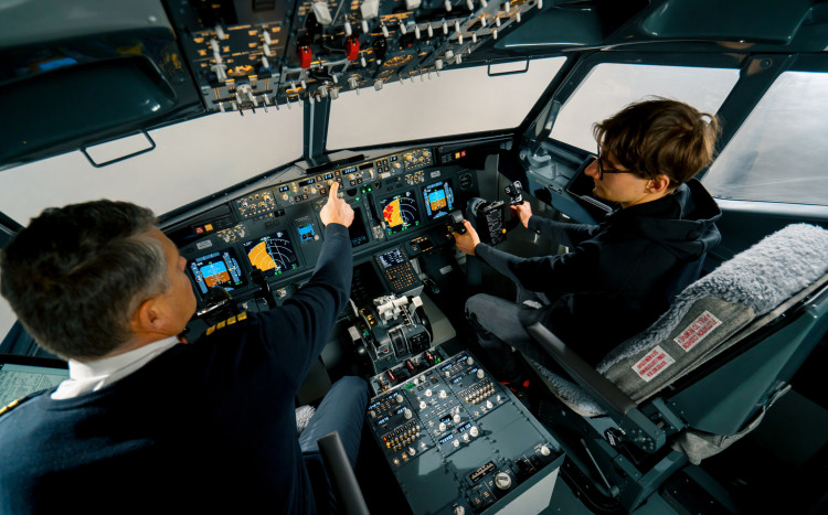 dwóch mężczyzn w symulatorze lotów