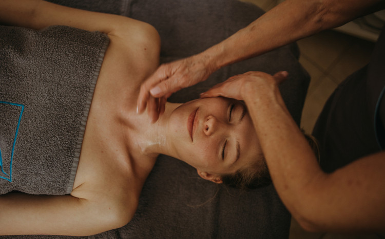 masażystka masuje twarz kobiety