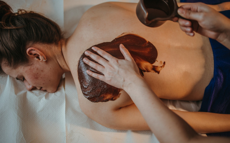masaż pleców w spa ciepłą czekoladą