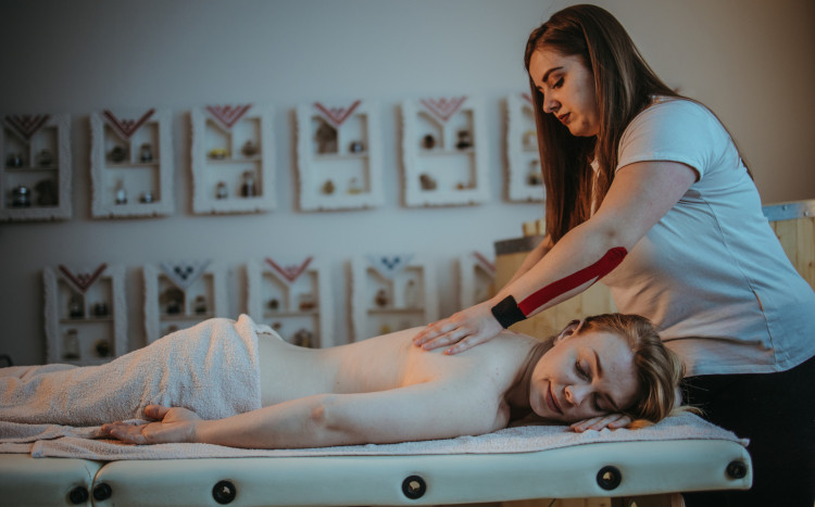 kobieta na masażu pleców w salonie spa