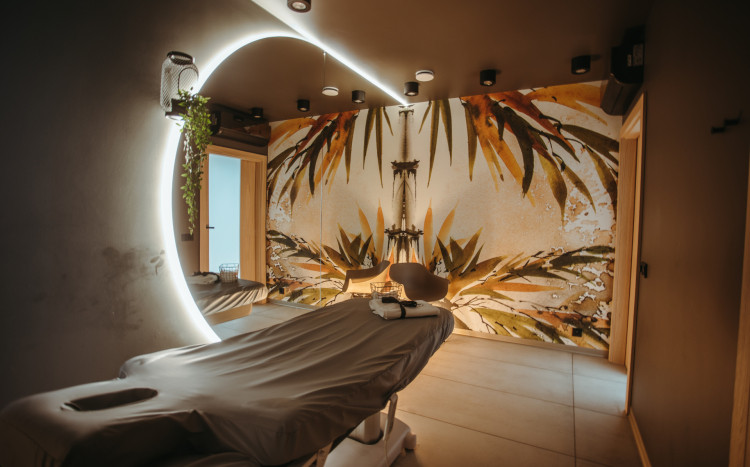 wnętrze salonu spa z łóżkiem do masażu