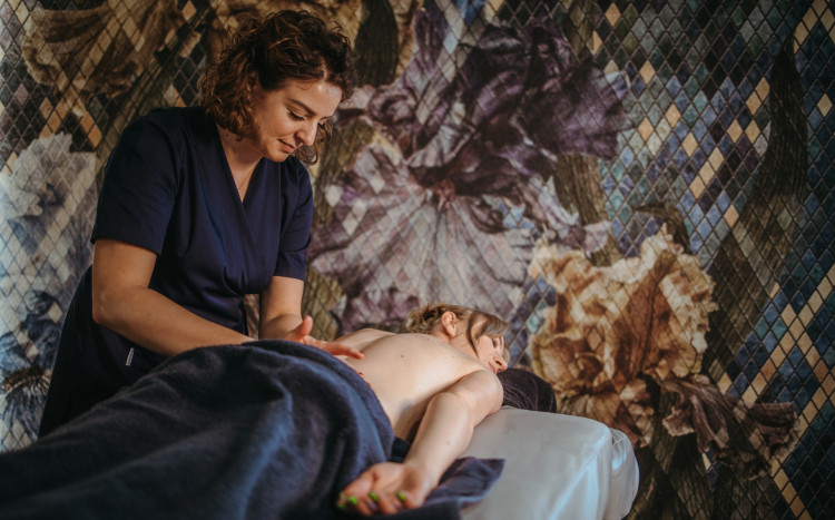 Kobieta wykonująca masaż
