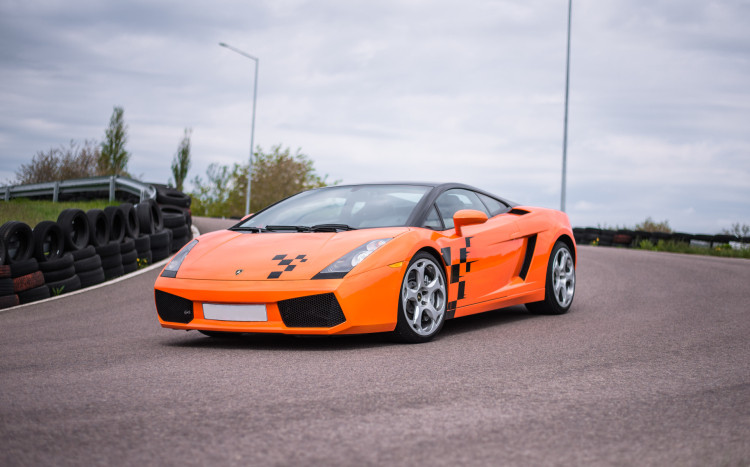 pomarańczowe Lamborghini Gallardo na torze