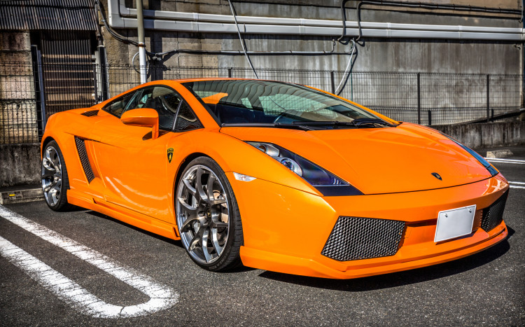 pomarańczowe Lamborghini Gallardo na parkingu