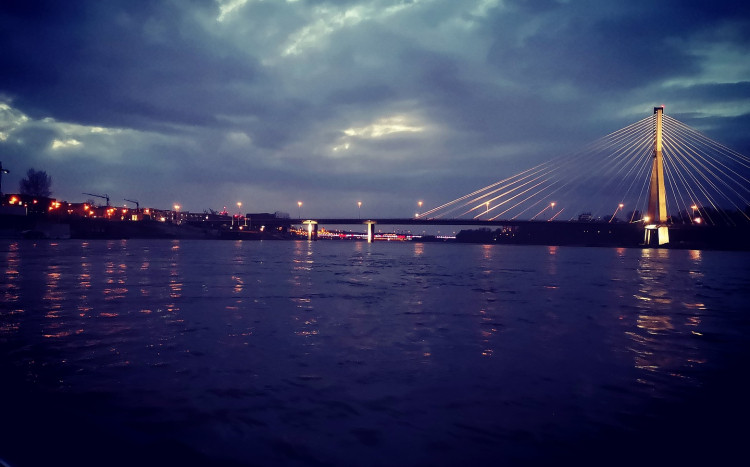 Widok nocą na most w Warszawie widziany w Wisły
