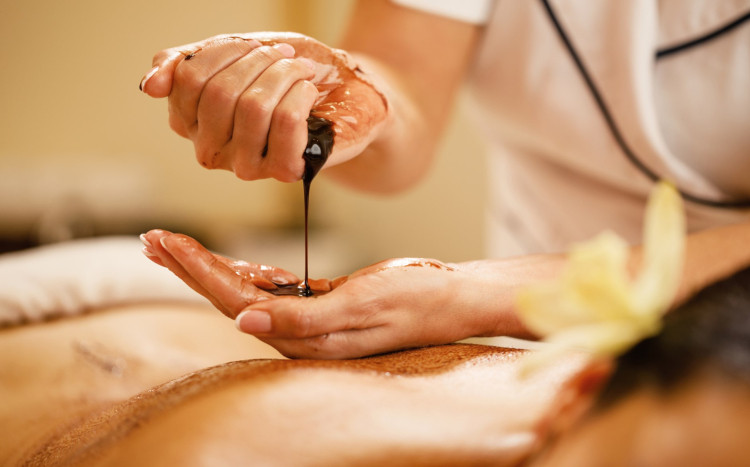 polewanie ciała czekoladą do masażu