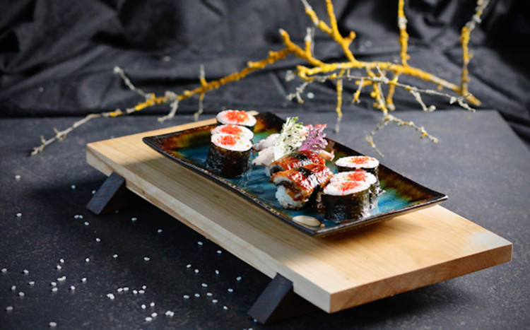 sushi na czarnym talerzu