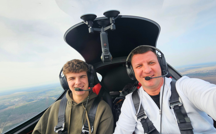 pasażer i pilot w słuchawkach z mikrofonem lecący samolotem