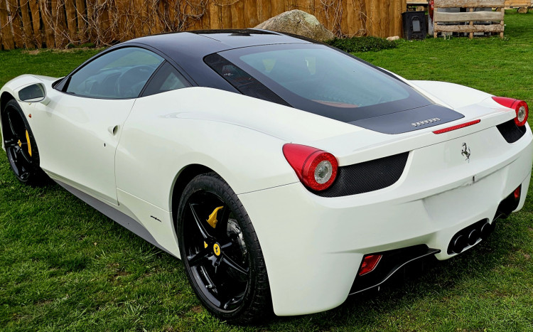 białe Ferrari 
