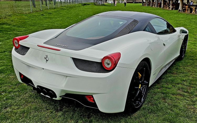 białe Ferrari 458 Italia 