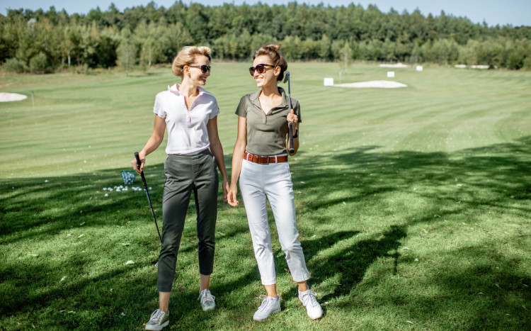 kobiety ubrane w polo na polu golfowym