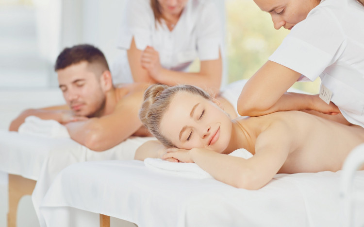 masaż ciała przedramionami i łokciami