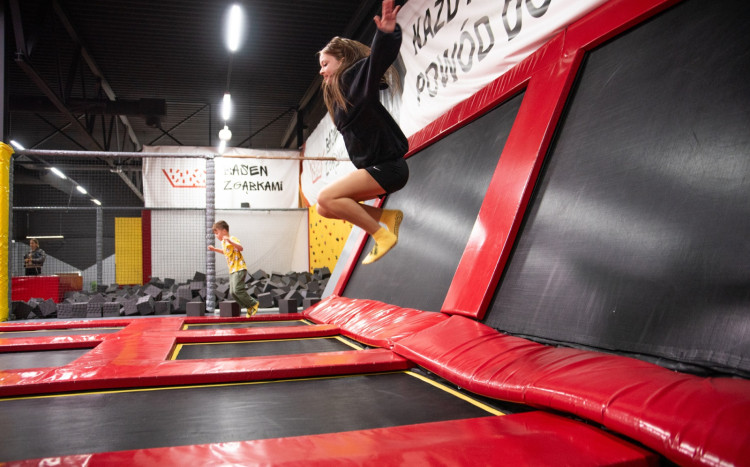 Dziewczynka skacząca wysoko do góry na trampolinie