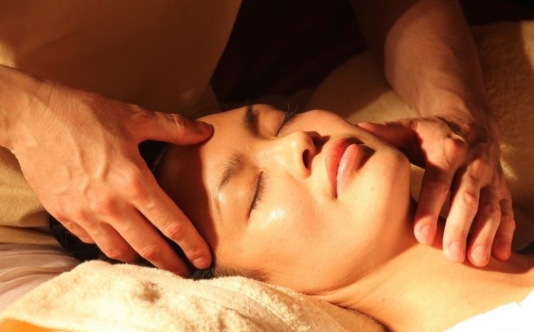 kobieta w trakcie masażu