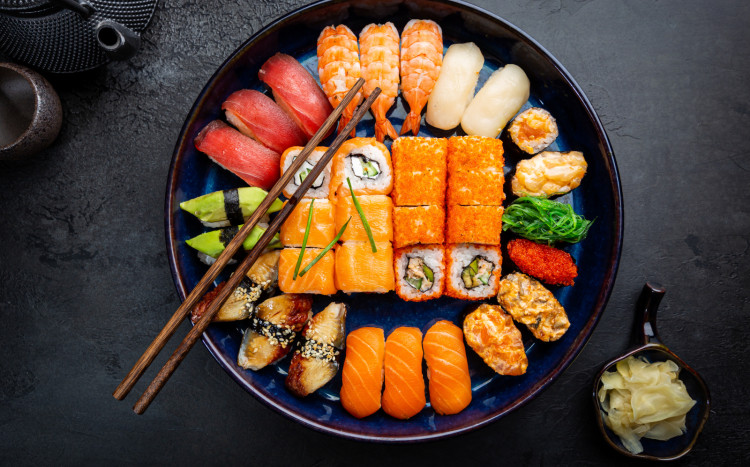 kolacja sushi