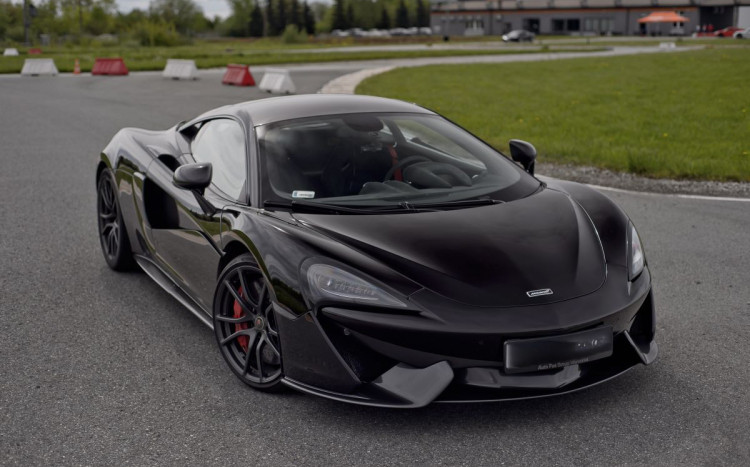 czarny mclaren 570 s