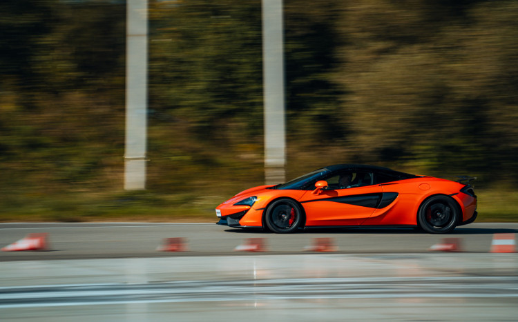 pomarańczowy mclaren 570 s