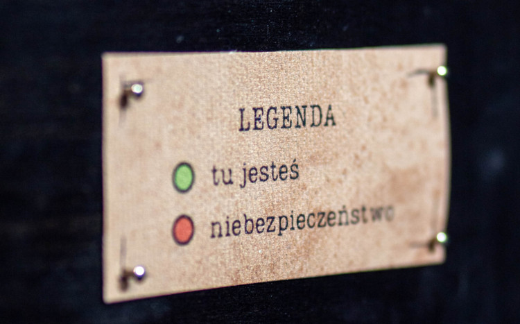 Tabliczka z legendą "tu jesteś" z zielonym guzikiem i "niebezpieczeństwo" z czerwonym guzikiem