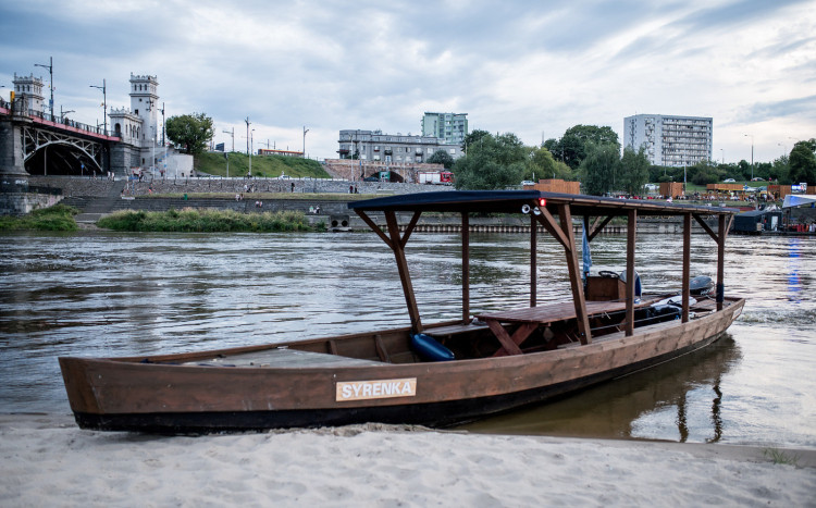 Zdjęcie z bliska na drewnianą łódź nazywającą się "SYRENKA"