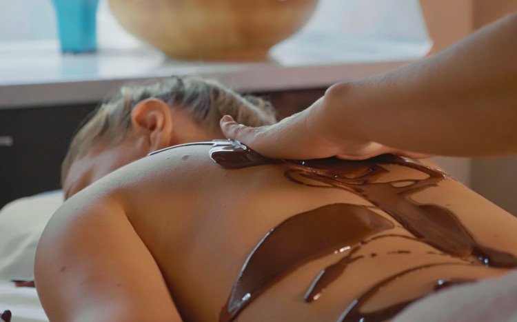 masaż pleców czekoladą