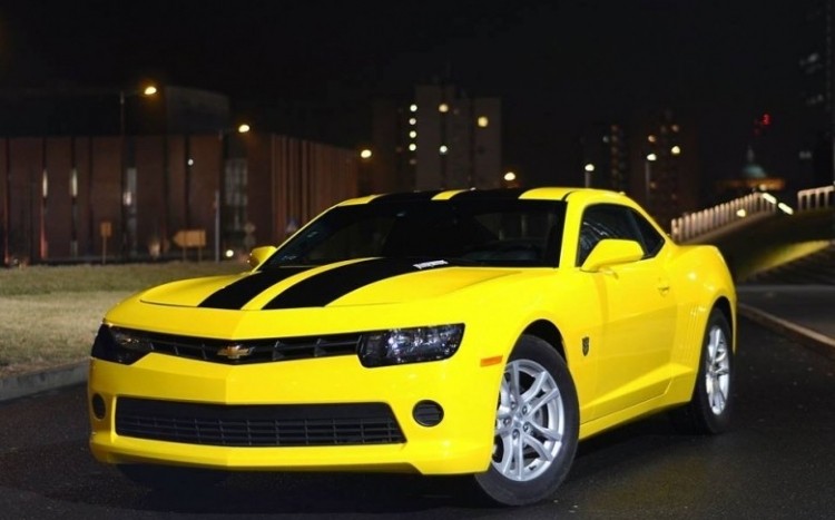 Przód i profil żółtego samochodu