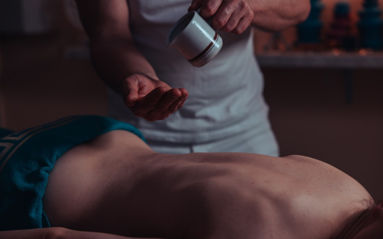 aplikacja olejku do masażu