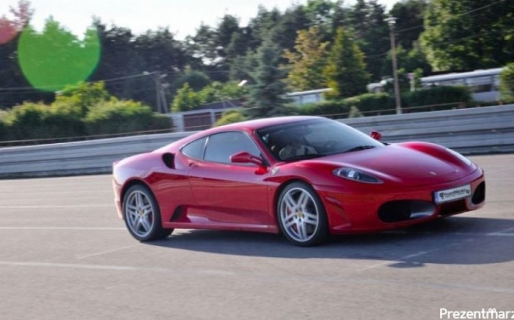 Profil pędzącego Ferrari