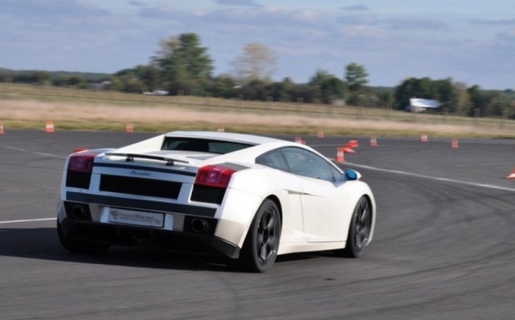 Widok na tył oraz prawy bok Lamborghini