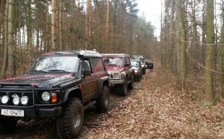 Pochylone duże auto terenowe