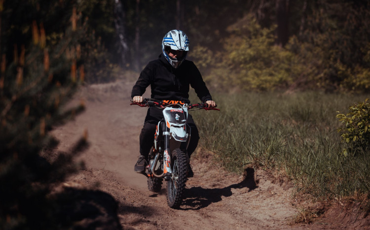 mężczyzna w kasku jedzie na motocyklu