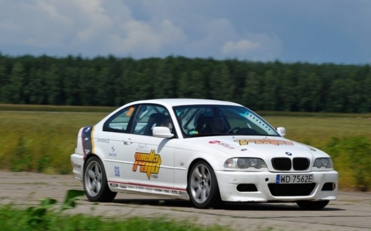 Widok na prawy profil sportowego BMW