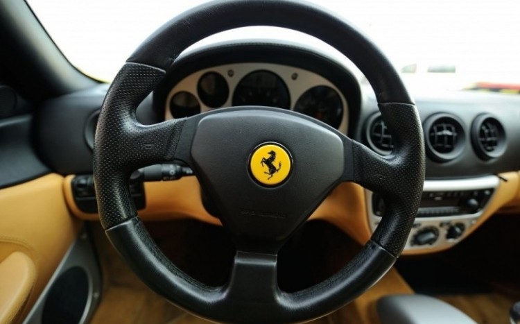 Kierownica z żółtym logo Ferrari