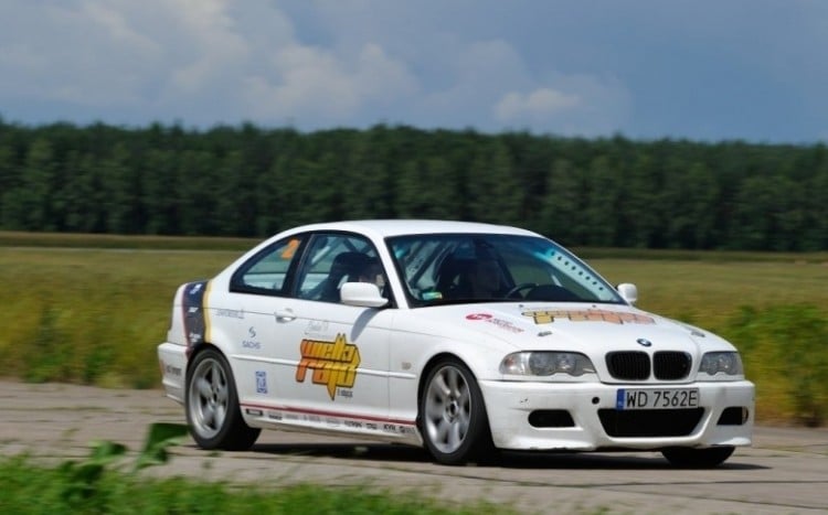 Pierwsza prosta na torze wyścigowym pokonywana za kierownicą BMW