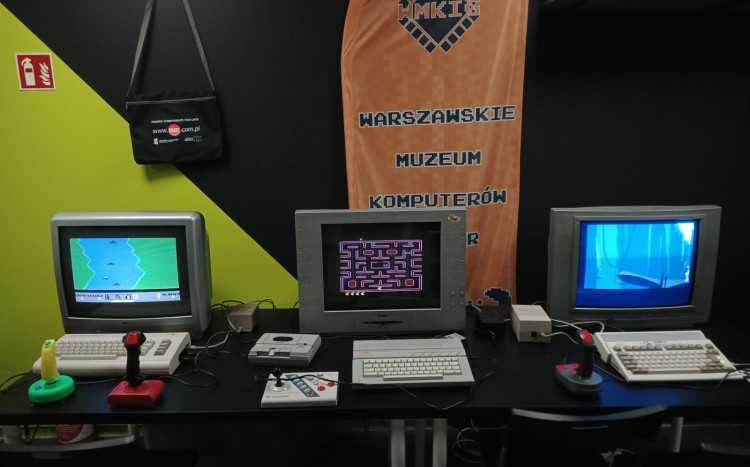 stoiska komputerowe w muzeum warszawskim