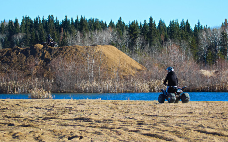 dziecko na quadzie nad rzeką