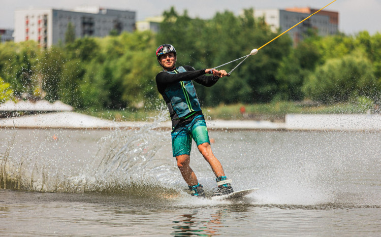 mężczyzna uprawia wakeboarding