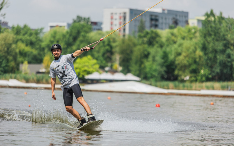 lekcja wakeboardingu ze sprzętem