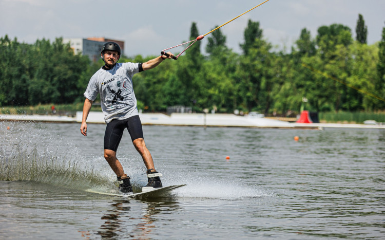 mężczyzna podczas wakeboardingu