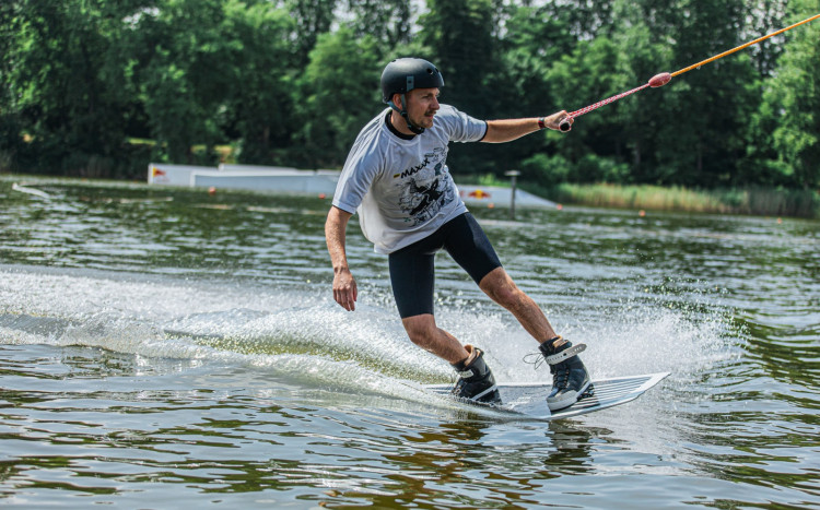 mężczyzna uprawia wakeboarding