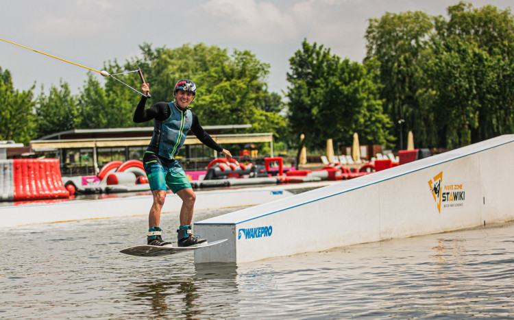 mężczyzna uprawia wakeboarding