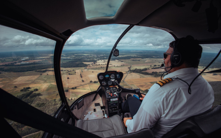 mężczyzna pilotuje śmigłowiec